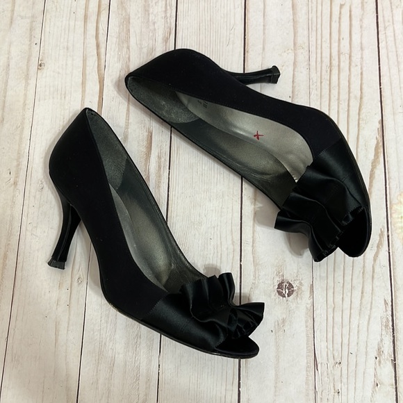 Stuart Weitzman Black Satin 3” Heels Leather Bottom Soles Size 6 - Picture 4 of 10